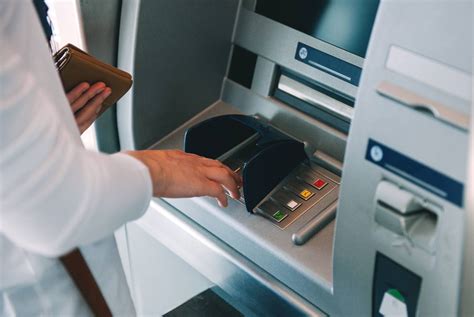 7 Best Tips On Using An Atm Machine Abroad