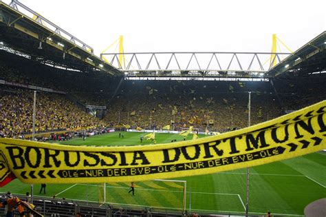 torcedores do borussia dortmund são atendidos por serviço erótico alemanha futebol clube