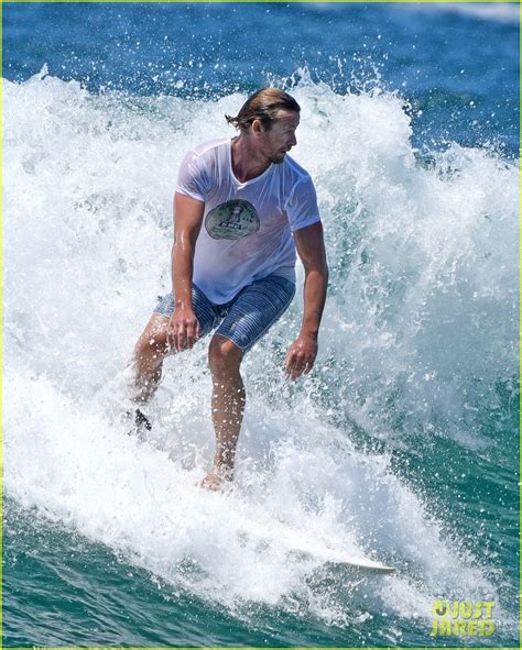 Photo Simon Baker Shirtless Surfing Mentalist Series Finale Photo