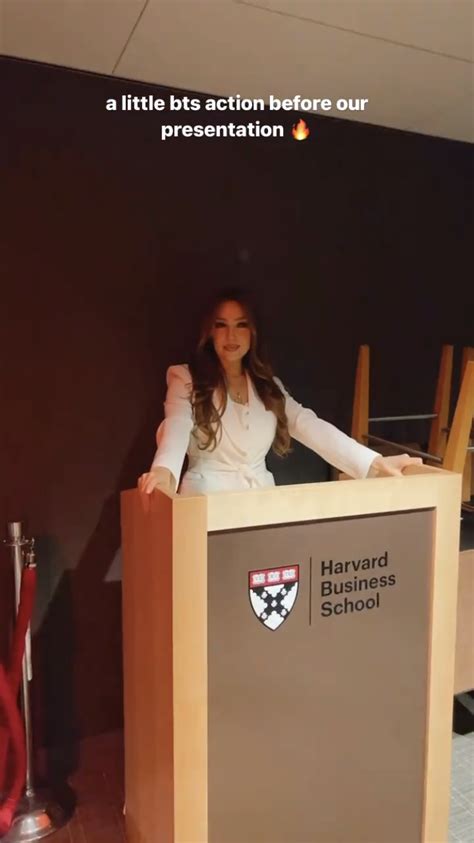Thalía Da Conferencia En Harvard Y Deslumbra Con Su Estilo Empoderado