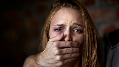 Violences Conjugales Quatre Témoignages Poignants Dans Ca Commence
