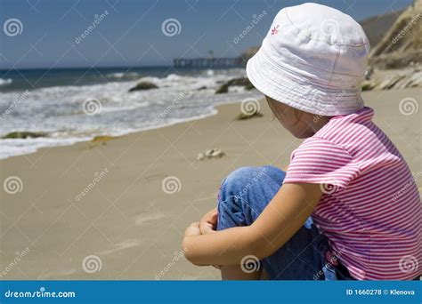 Eenzaam Meisje Op Het Strand Stock Foto Image Of Droefheid Deprimerend