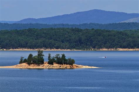 Situated in the lap of ouachita mountains, the lake is surrounded by ouachita state park where one can enjoy a myriad water sports such as swimming, boating and scuba diving. Vacationing in Lake Ouachita, Arkansas - WSJ