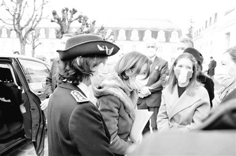 Attaque au couteau dans un commissariat, une policière tuée. La Ministre des Armées à Rambouillet - Aurore Bergé ...