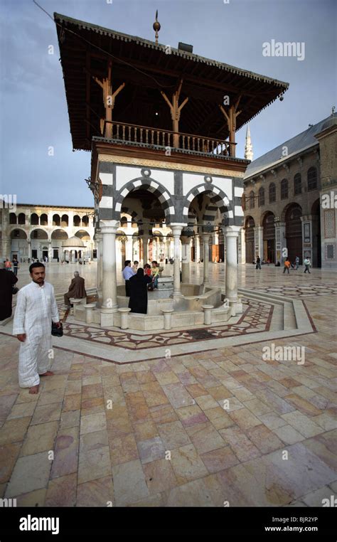 Courtyard Of The Umayyad Mosque Damascus Syria Stock Photo Alamy