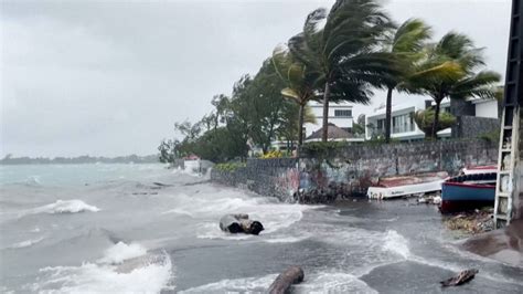 Video Strong Winds Flooded Roads As Cyclone Winds Hit Mauritius And