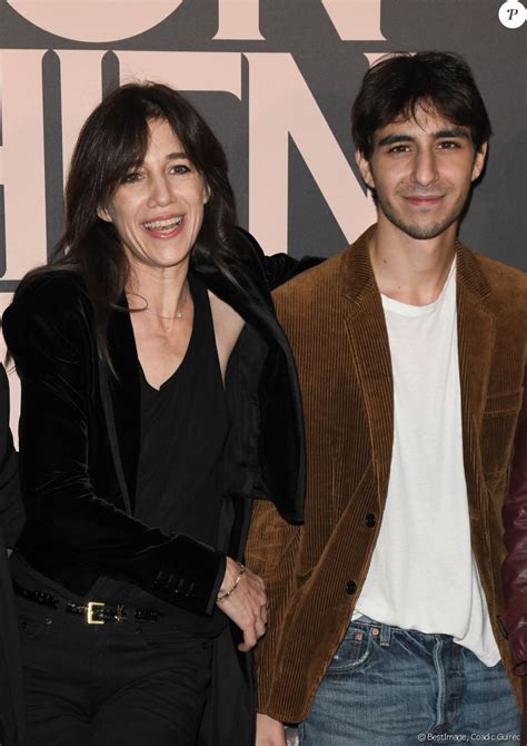 Comme ils ont fait, réseaux sociaux et journalistes, à un certain donald trump ! Ben Attal sa mère Charlotte Gainsbourg - Avant-première du ...
