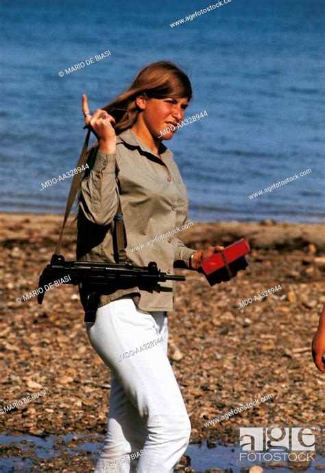 israeli women beach guns