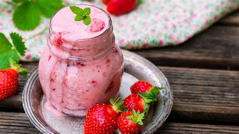 el lassi una bebida típica de la india fresas con crema bebidas saludables comida