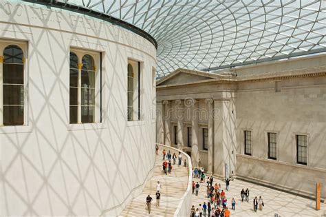 Turisti Nella Grande Corte Di British Museum Londra Engla Immagine
