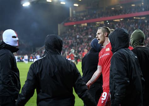 Fc union berlin (german pronunciation: Union Berlin fans celebrate goalkeeper for stopping ultras