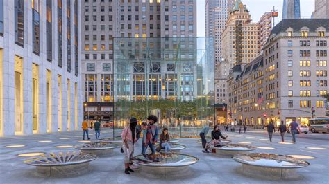 Apples Fifth Avenue Flagship Reopens With Famed Glass Cube And New