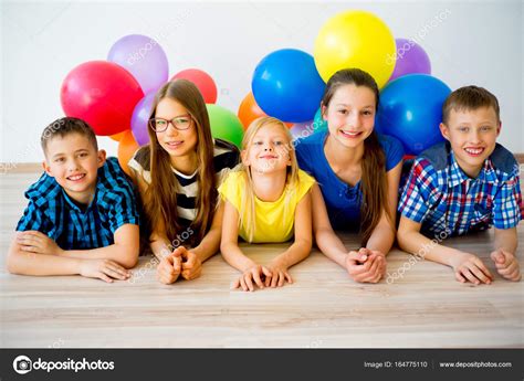 Imágenes Niños Felices Con Globos Niños Felices Con Globos — Foto De