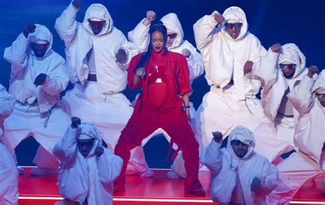 Rihanna S Super Bowl Dancers Didn T Even Know She Was Pregnant