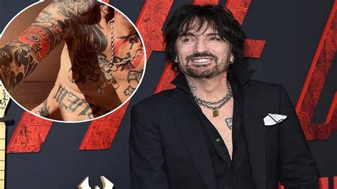 M Tley Cr Es Tommy Lee Shares Full Frontal Naked Photo From Bathroom Stars Of Hollywood Youtube