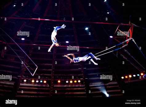Trapeze Artists Stock Photos And Trapeze Artists Stock Images Alamy