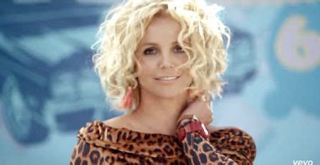 The casually wavy style that is pictured here is easy to create for yourself even if you have straight hair. Pin on Hair Styles and Colors