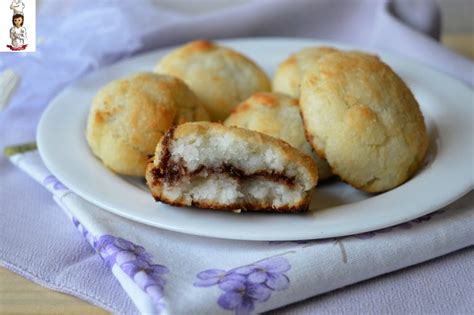 Tra le due varianti ci sono molte differenze, come ad esempio il loro aspetto. Biscotti morbidi al cocco ripieni