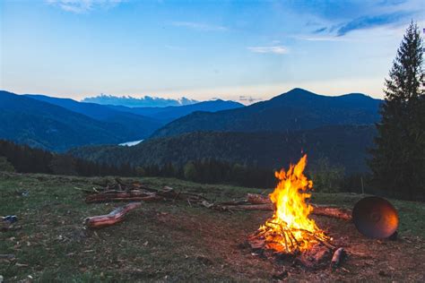 28 fun things to do while sitting around a campfire