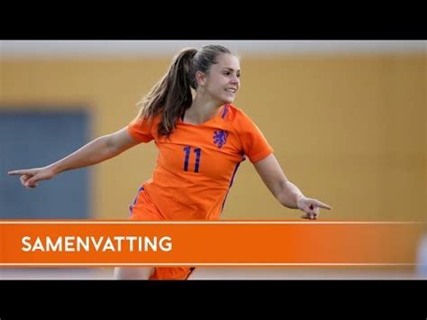 De keeper mag de bal binnen de cirkel spelen met elk deel van zijn lichaam of met zijn stick. Samenvatting: Oranje-vrouwen verpulveren Japan met 6-2 ...