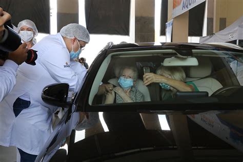 Clínica de vacinação e imunização. São Paulo amplia postos drive-thru para vacinar idosos ...