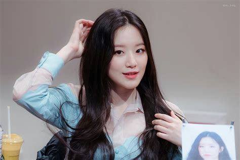 Senorita is different from many other kpop songs in that it's very restrained in the verses while it's allowed to move more melodically in the chorus. 190309 - 5th fansign || SHUHUA #G_I_DLE #Senorita