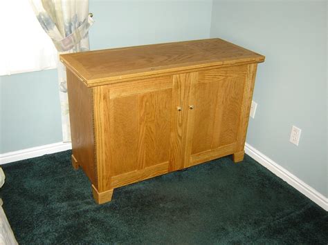 It has an air lift mechanism and a massive working space for you to work on your quilted bed spreads or wall hangings. The Woodmaster: Sewing Cabinet - with power lift