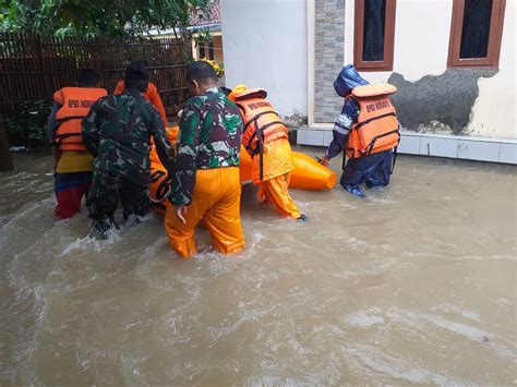 Tim Sar Gabungan Bantu Korban Banjir Desa Sumuradem Inapos