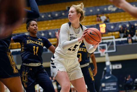 Womens Basketball Holds Off La Salle In Opening Round Of A 10
