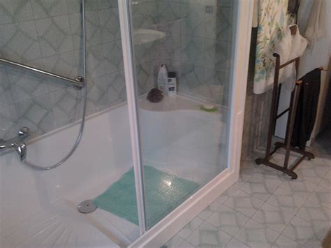 La vasca da bagno è l'oggetto del desiderio per chi vuole rendere l'ambiente bagno un vero e proprio regno del benessere. Sostituzione vasca con cabina box doccia su misura: a ...