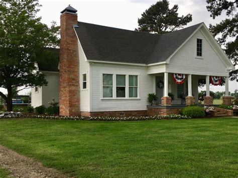 White Farmhouse Old Farm Houses Farmhouse Exterior Southern Homes