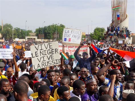 Niger Manifestation Devant Lambassade De France à Niamey Challenges
