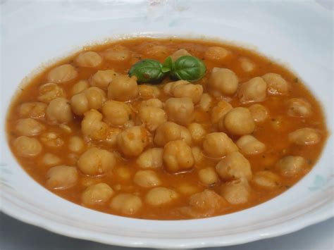 500 g de espinacas (400 gr si son congeladas), 1 vasito de aceite de oliva virgen extra, 200 g de garbanzos cocidos (pueden ser de bote o congelados), 8 dientes de ajo. Cómo cocer garbanzos: Tiempo de cocción y más trucos