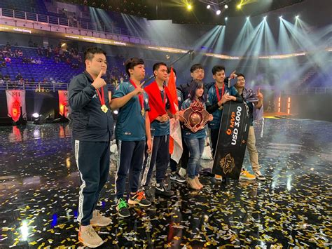 Troféu do free fire world series — foto: Baru 3 Tahun, EVOS di 2019 Telah Membawa Sang Merah Putih ...