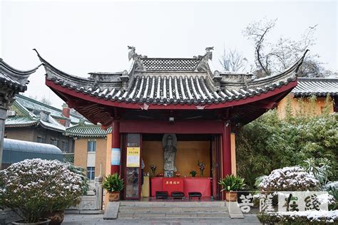 The site owner hides the web page description. 初雪下的南京鸡鸣寺 — 菩萨在线