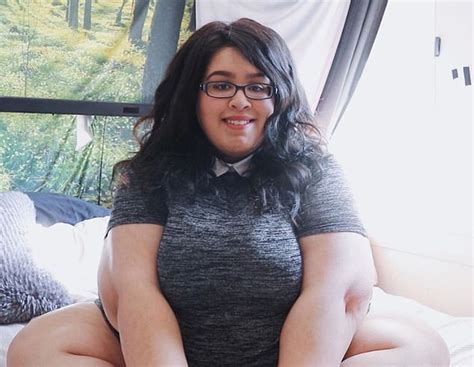 Obese Woman Who Was Bullied For Weighing 350lbs Now Gets Paid To Eat Pizza In Her Underwear