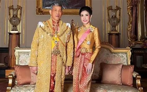 who is sineenat wongvajirapakdi royal consort to thailand s king