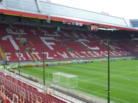 The stadium is the home ground of fc kaiserslautern. Fritz-Walter-Stadion | 1. FC Kaiserslautern Stadium.