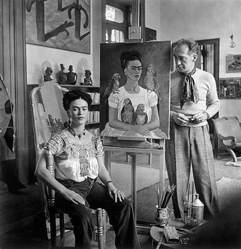 Frida Con Nick En Su Estudio Con Su Pintura Yo Y Mis Pericos