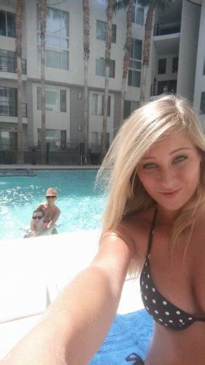 selfie at the pool foto porno eporner