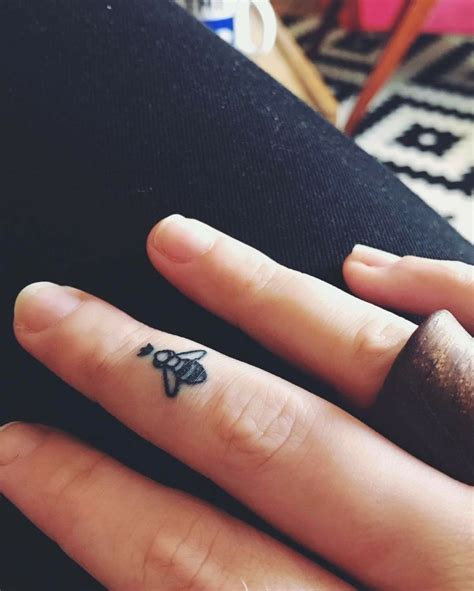 Los Mejores Tatuajes Para Los Dedos De Los Que Puedes Inspirarte Tatuajes Delicados Tatuajes