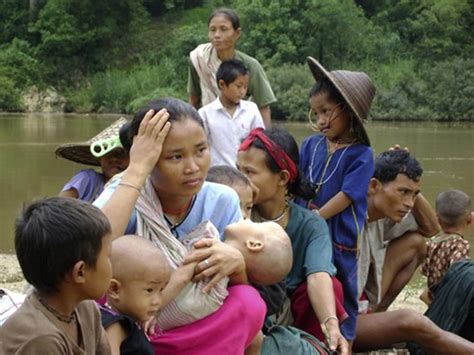 4000 Karen Flee Fighting In Myanmar