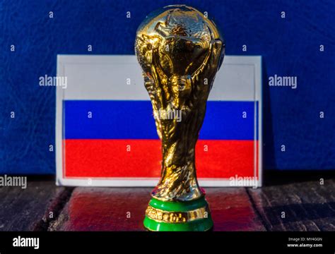 juni 6 2018 moskau russland die fifa wm pokal auf dem hintergrund der flagge von russland