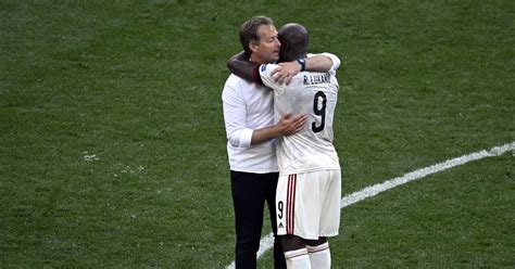 It's hard to believe that this is reality. Lukaku geeft Deense coach meteen na affluiten een knuffel ...