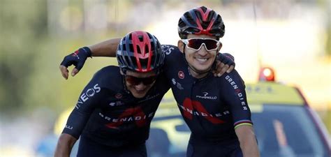Richard carapaz gunt zijn temmaat michal kwiatkowski de ritzege. Kwiatkowski y Carapaz se dan un homenaje en nombre de ...