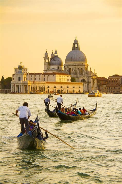 Gondolas At Sunset Venice Venezia Luoghi Meravigliosi Venezia Italia