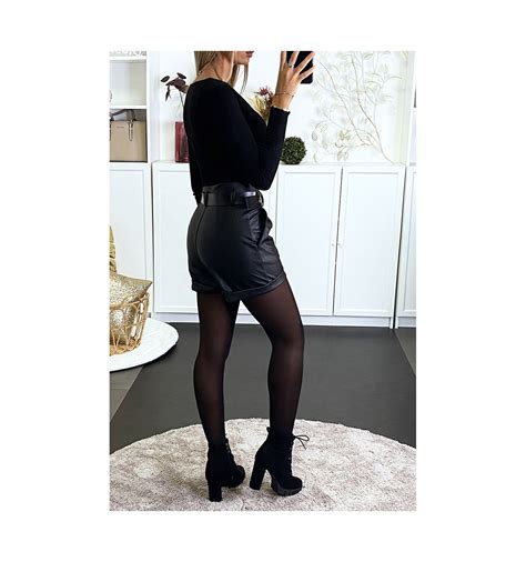 Short noir taille haute en simili avec ceinture poches et plis à l avant