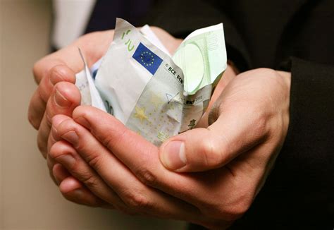 Den vorsitz führt herr peter noppinger (m.) mit der hauptverantwortung. Euro coraz bardziej popularne wśród fałszerzy banknotów ...