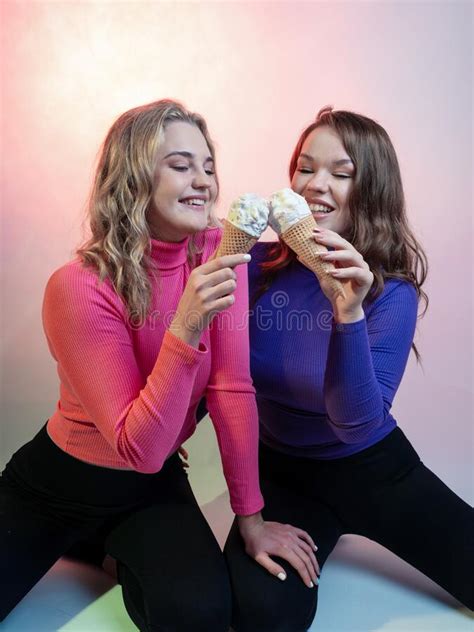 Portrait De Deux Copines Ils Mangent De La Crème Glacée Dans Un