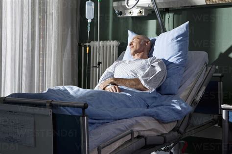 Ein Mann Schläft In Einem Krankenhausbett Lizenzfreies Stockfoto